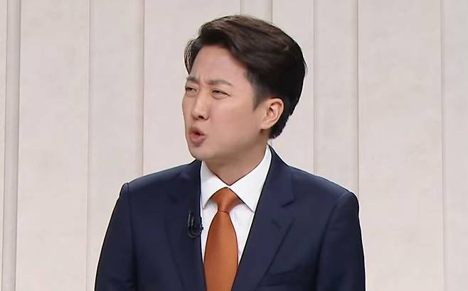 이준석 개혁신당 대통령 후보가 5월27일 서울 마포구 상암동 문화방송(MBC) 스튜디오에서 열린 정치 분야 토론회에서 발언하고 있다. 에스비에스(SBS) 유튜브 갈무리 (한겨레)